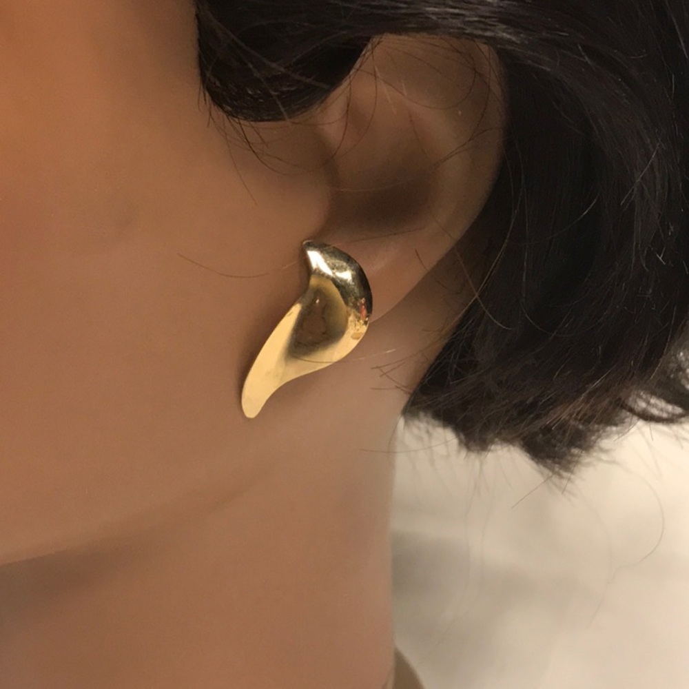 Vintage gold tone earrings for pierced ears